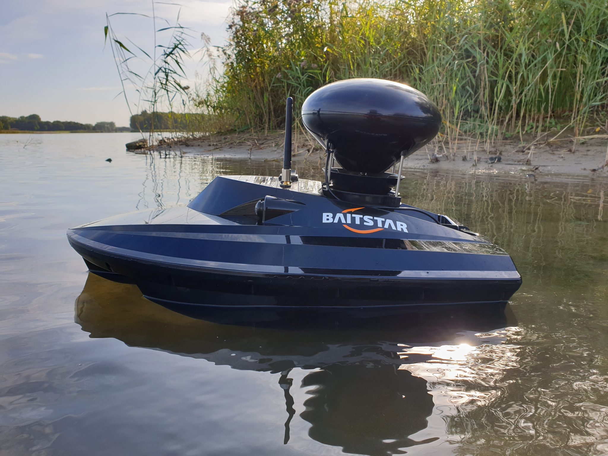 Köderboot: Ein Boot, das für Angeln und Fischen geeignet ist 